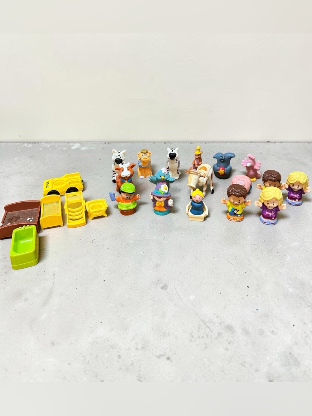 Mix lot of 23 piece Fisher-Price little people